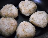 フライパンで焼くじゃこ入り焼きおにぎり作り方3写真