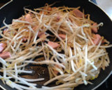 簡単もう一品！もやしと魚肉ソーセージ炒め作り方2写真