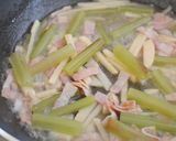 歯ごたえがよい♪ふきとベーコンのきんぴら作り方3写真