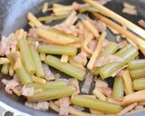 歯ごたえがよい♪ふきとベーコンのきんぴら作り方4写真