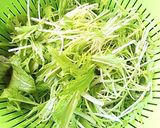 味付けは醤油だけ！水菜と沢庵のツナ炒め作り方2写真