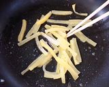 味付けは醤油だけ！水菜と沢庵のツナ炒め作り方3写真