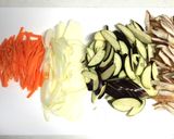 生姜が決め手！野菜たっぷり豚つけ汁うどん作り方1写真