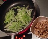 豆苗使い切り☆クルミとセロリしょうゆ炒め作り方3写真