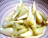 島らっきょうのおかか和え☆作り方1写真