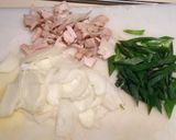 ねぎと玉ねぎたっぷり 焼き親子丼作り方1写真