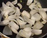 サバ水煮と新玉ねぎのオイスター炒め作り方1写真