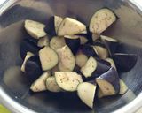 お腹満足♪コンニャクと茄子の炒め物作り方1写真