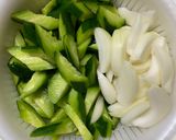 子供も喜ぶ♡きゅうりのひき肉炒め作り方1写真