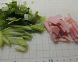 超簡単！セロリの葉とハムのペペロンチーノ作り方1写真