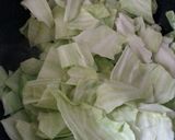 ご飯が進む！鶏肉とキャベツと卵の野菜炒め作り方2写真