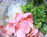 ロースハム入り新玉ねぎとわさび菜のサラダ作り方2写真