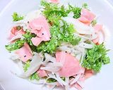 ロースハム入り新玉ねぎとわさび菜のサラダ作り方3写真