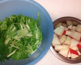 子供がおかわり♪大好きりんごと水菜サラダ作り方1写真