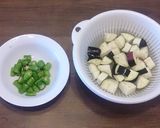 お弁当にも！なすとピーマンの味噌炒め作り方1写真