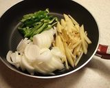 チーズＯＮ！新じゃが＆新玉ねぎの旨塩炒め作り方1写真