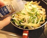 チーズＯＮ！新じゃが＆新玉ねぎの旨塩炒め作り方2写真