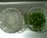 新玉葱と枝豆の白味噌バジル和え作り方1写真
