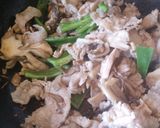 豚肉とピーマンのオイスター味噌焼きうどん作り方1写真