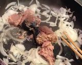 簡単☆鯖缶と新玉ねぎのごま油炒め作り方1写真