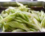セロリとしらすのニンニク炒め作り方1写真