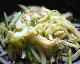 セロリとしらすのニンニク炒め作り方4写真