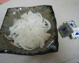 新玉ねぎのクリームチーズとおかか和え作り方1写真