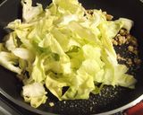 春キャベツとクルミのカレー醤油炒め作り方3写真