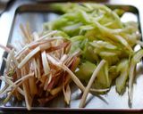 うど皮とセロリのきんぴら作り方1写真