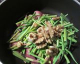 にんにくの芽とクルミと豚肉の炒めもの作り方2写真