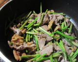 にんにくの芽とクルミと豚肉の炒めもの作り方3写真