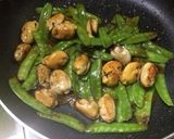 簡単！絹さやとムール貝のバター炒め作り方4写真