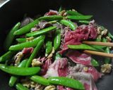 スナップエンドウとクルミと牛肉の炒め物作り方3写真