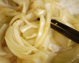 玉ねぎでかさ増し♪鶏むね肉の味噌マヨ焼き作り方3写真