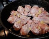 【骨付き鶏肉】コーラ煮で作る甘辛煮！作り方1写真