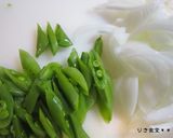 新玉ねぎとスナップエンドウのかき揚げ作り方1写真