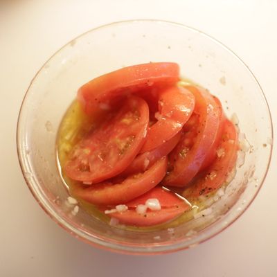 夏にぴったり。冷やして食べるトマトサラダ by hanbun