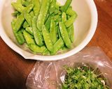 大量消費！絹さやと鶏胸肉の胡麻和え作り方1写真