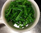 大量消費！絹さやと鶏胸肉の胡麻和え作り方3写真