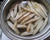 簡単ポリうま～♪ゴボウの甘辛胡麻がらめ作り方1写真