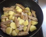 鶏スティックとじゃが芋の中華風煮込み作り方2写真