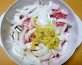 玉ねぎでかさ増し!豚こまの生姜焼き作り方1写真