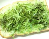 目玉焼きon！バジル風味キャベトースト作り方3写真