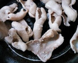 ヘルシーでと～っても美味しい！鶏皮炒め☆作り方3写真