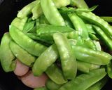 超簡単 さやえんどうと魚肉ソーセージ炒め作り方4写真