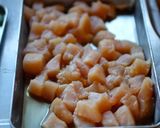 鶏胸肉とミックスナッツの炒め物作り方1写真