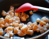 鶏胸肉とミックスナッツの炒め物作り方3写真