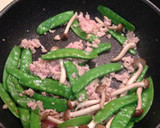 絹さやとしめじの鶏そぼろ炒め作り方2写真