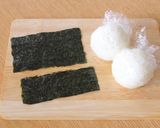 簡単キャラ弁☆女の子と男の子のおにぎり作り方1写真