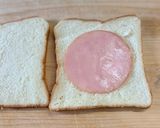 ハムサンドのハムは敷き詰めて大満足！作り方1写真